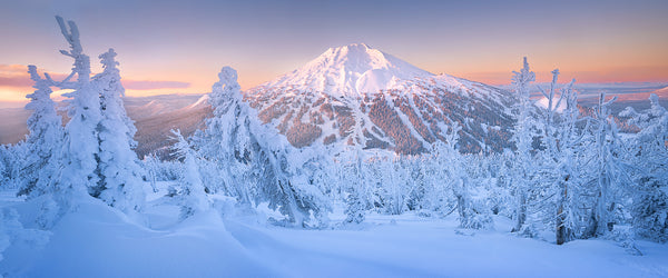 Light Snowfall in the outlets Oregon, Cascade Mountains